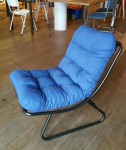 Ikko stoel, zwart stalen frame, blauw kussen, 80,- euro.