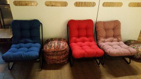 Ikko stoelen met blauw, roze en rood kussen.